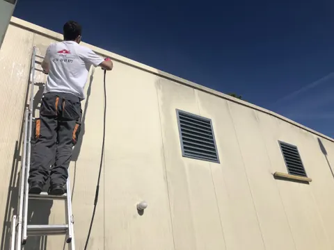 Reinigung einer hellen Außenwand