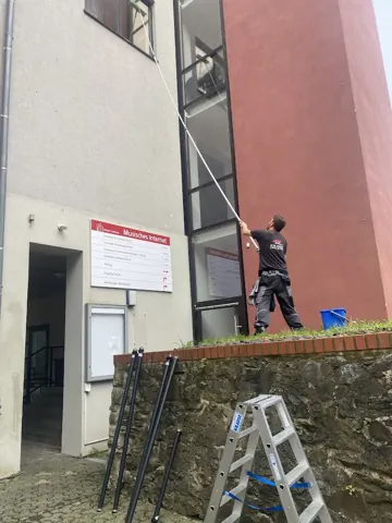 Reinigung an einer hohen Außenwand