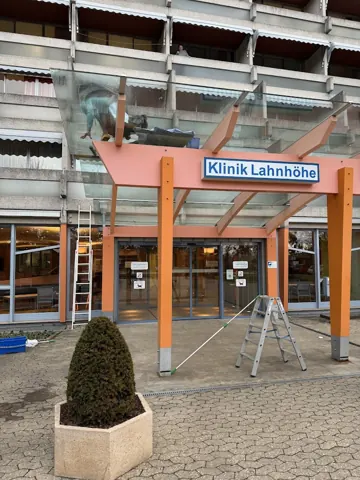 Reinigungsarbeiten am gläsernen Eingangsbereich