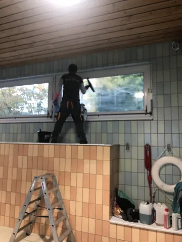 Reinigung hoch gelegener Fenster
