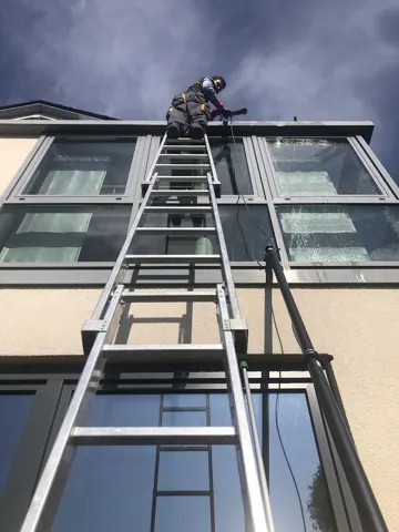 Reinigung hoch gelegener Fenster am Wohngebäude