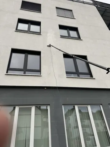 Reinigung einer Fensterfront mit Teleskopstange