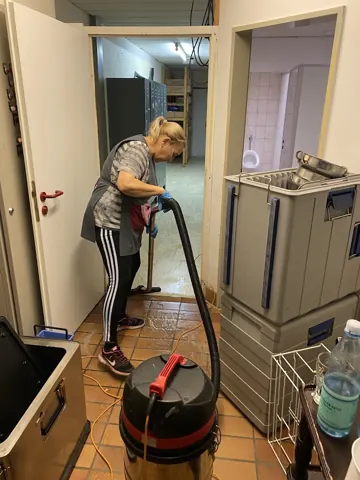 Maschinelle Bodenreinigung im Innenraum
