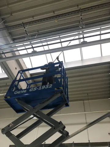 Reinigung hoher Hallenflächen mit Hebebühne