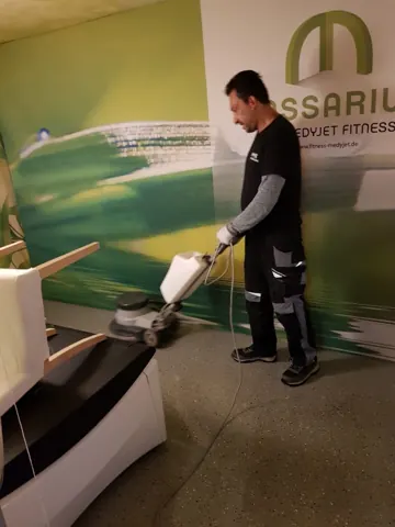 Maschinelle Bodenpflege im Fitnessbereich