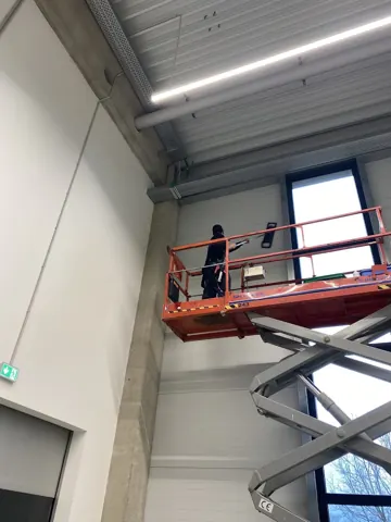 Reinigung hoher Hallenflächen