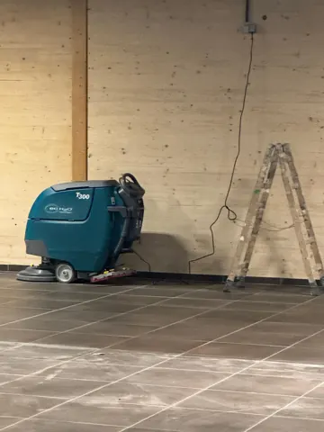 Bodenreinigungsmaschine in einer Halle