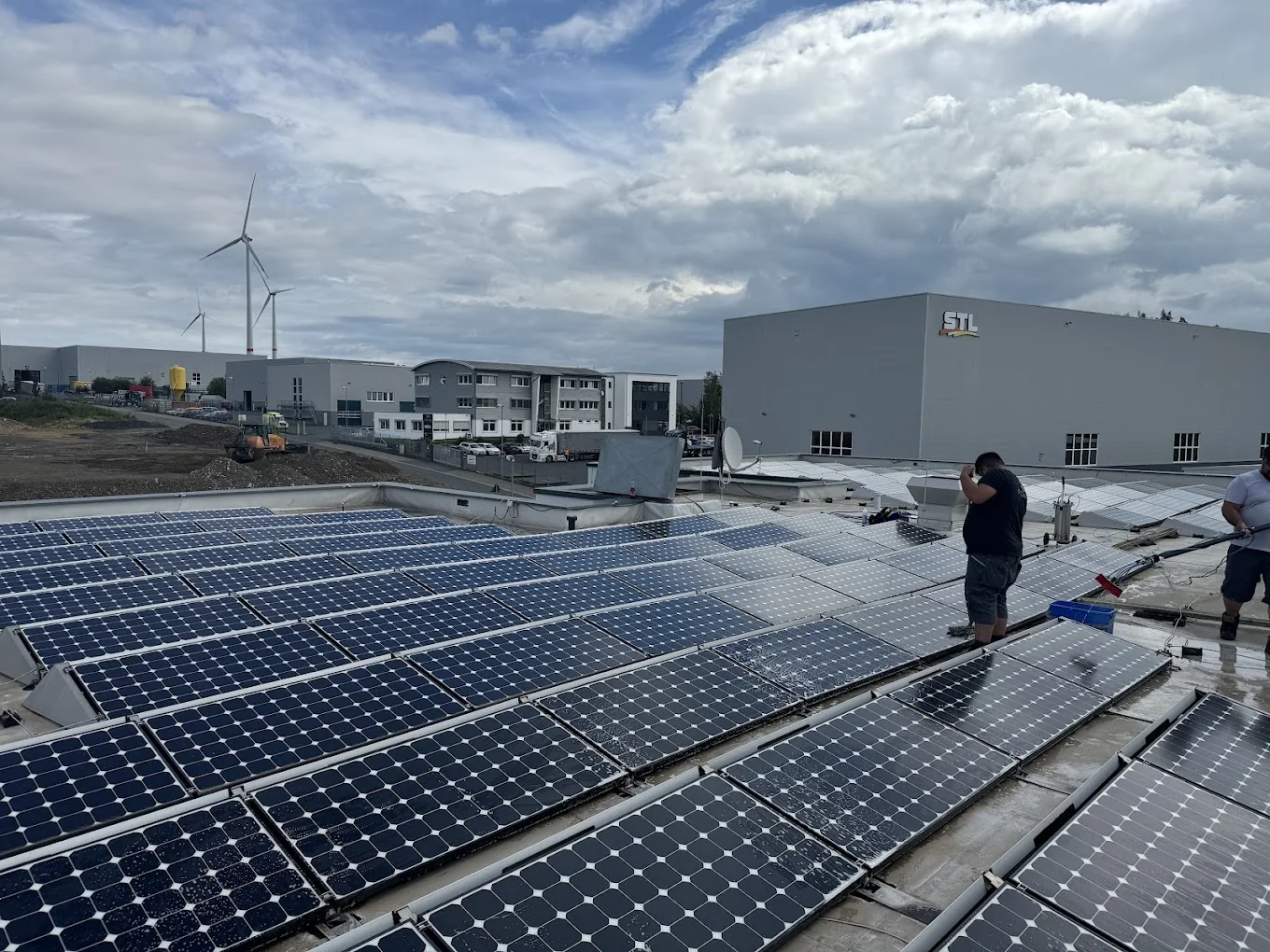 Reinigung von Solarmodulen auf einer großen Dachanlage
