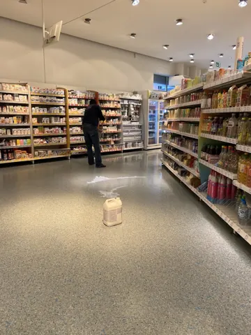 Bodenpflege zwischen Verkaufsregalen